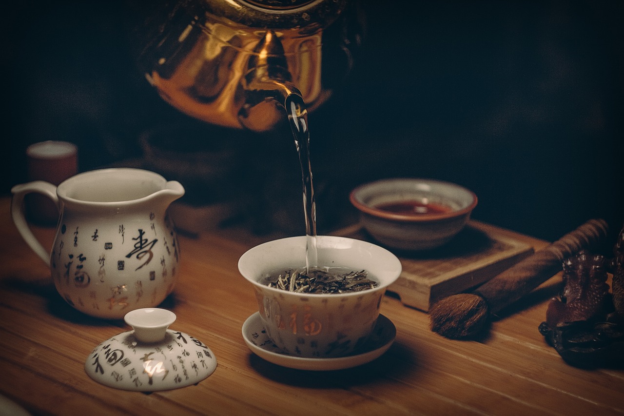 Herbata dworska – przepis na aromatyczny napój o historii sięgającej XVII wieku