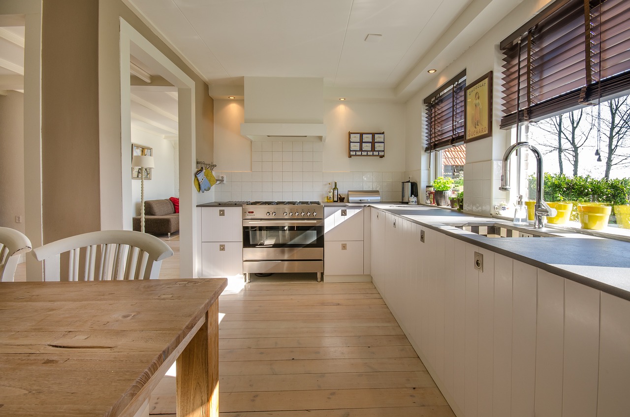 Blaty drewniane w kuchni – praktyczne i stylowe rozwiązanie