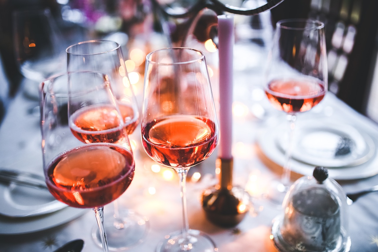 Wino na kieliszki – jakie wybrać i jak podać?